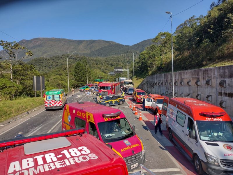 Vítimas do acidente com ônibus do Umuarama foram levadas para duas unidades de saúde – Foto: CBM/Divulgação