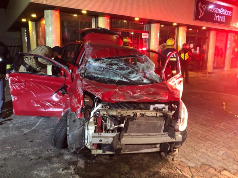 Carro se envolveu em acidente, capotou e atingiu ciclista – Foto: Ricardo Alves/NDTV