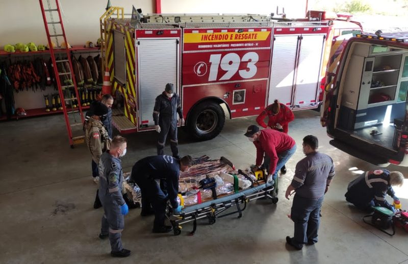 Jovem de 22 anos tem perna amputada após roupa enroscar em trator em Dona Emma, no Alto Vale do Itajaí – Foto: Andrei Prier/Bombeiros Voluntários de Presidente Getúlio