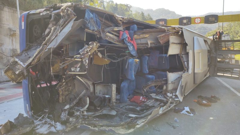 Parte do ônibus foi destruída com o impacto – Foto: Adriano Mendes/NDTV