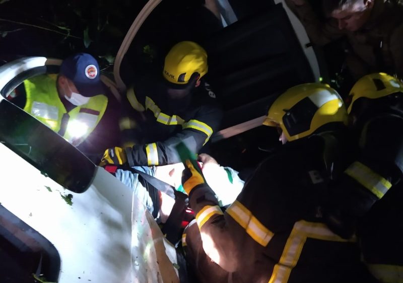 Bombeiros resgataram o condutor de um Saveiro que saiu da pista na SC-445, caiu em um barranco e ficou preso em uma &aacute;rvore em Sider&oacute;polis – Foto: Divulga&ccedil;&atilde;o/4&ordm;BBM/ND