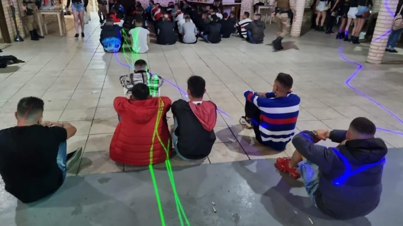 Festa com mais de 200 pessoas e tr&aacute;fico de drogas &eacute; encerrada em Cambori&uacute; – Foto: PMSC/Divulga&ccedil;&atilde;o