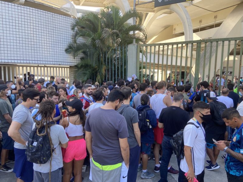 Aglomera&ccedil;&atilde;o foi registrada nos arredores do est&aacute;dio – Foto: Gustavo Hofman/Reprodu&ccedil;&atilde;o/Twitter