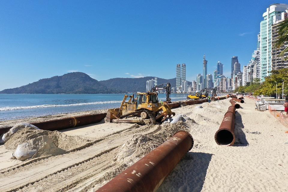 Tubos que vão trazer a areia para a Praia Central começam a ser colocados no mar - Ivan Rupp/Prefeitura de Balneário Camboriú/Divulgação