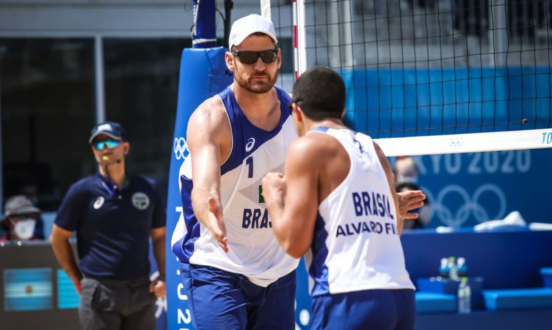 Alison e Álvaro Filho entram em quadra para buscar mais uma vitória – Foto: Wander Roberto/COB