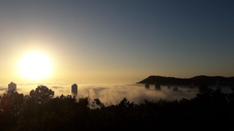 Itaja&iacute; amanheceu coberta por uma densa neblina nesta quarta-feira (7) – Foto: Paulo S&eacute;rgio/NDTV