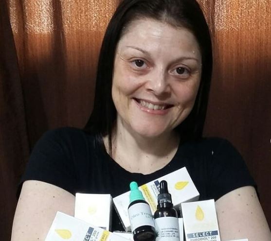 Ana aguarda decis&atilde;o do TRF4 para produzir &oacute;leo de CBD em casa – Foto: Arquivo pessoal/ND
