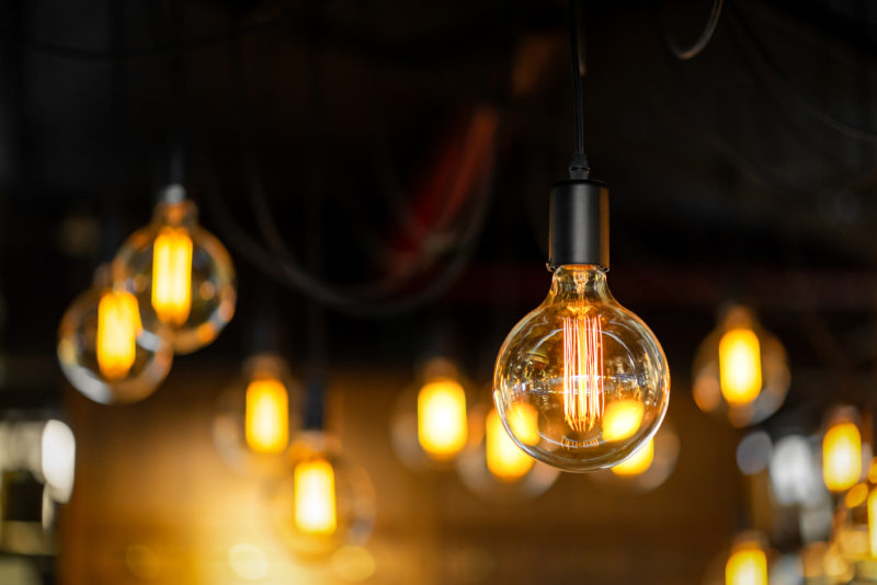 Lâmpadas em LED com filamentos vintage estão em evidência em luminárias – Foto: Bundit Chailaipanich/ND