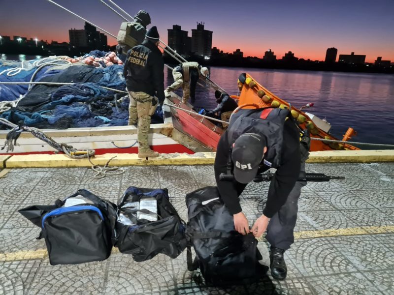 Mais de 800 Kg de coca&iacute;na foram encontrados em barco pesqueira – Foto: Pol&iacute;cia Federal/Divulga&ccedil;&atilde;o