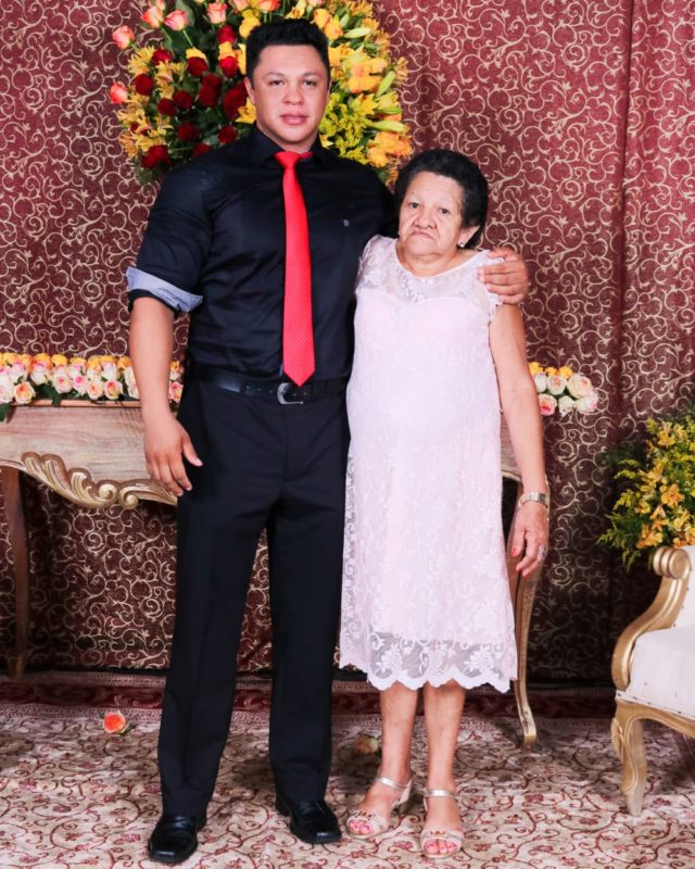 Jucemar com a m&atilde;e Eva. – Foto: Arquivo Pessoal/Divulga&ccedil;&atilde;o