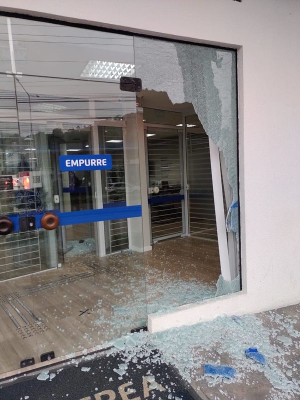 Porta de entrada da agência foi quebrada na ação &#8211; Foto: PMSC/Divulgação