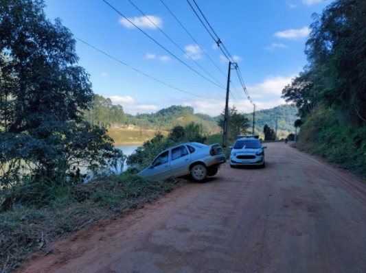 Mulher foi acorrentada em árvore e abandonada pelos bandidos depois de ser assaltada no Vale do Itajaí – Foto: Divulgação/Polícia Militar