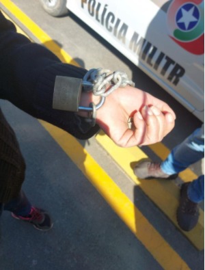 Mulher foi acorrentada em árvore e abandonada pelos bandidos depois de ser assaltada no Vale do Itajaí – Foto: Divulgação/Polícia Militar