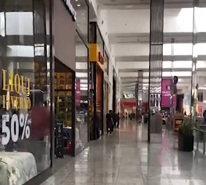 Homem armado assaltou joalheria de shopping em Balne&aacute;rio Cambori&uacute; – Foto: NDTV Record Itaja&iacute;