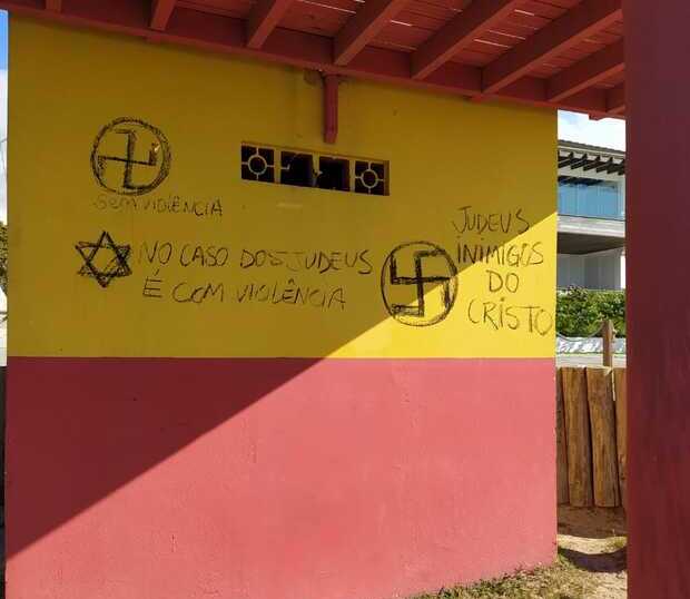 Bombeiros denunciaram inscrições nazistas em posto guarda-vidas – Foto: Reprodução redes sociais/ND