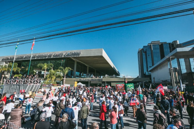 Manifestantes protestam contra reforma da Previd&ecirc;ncia em frente &agrave; Alesc – Foto: Bruno Colla&ccedil;o/Ag&ecirc;nciaAL