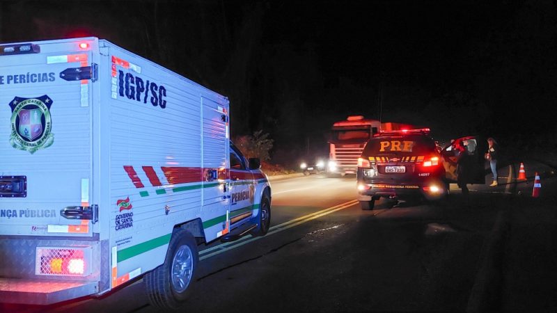 Jovem morreu no local do acidente que aconteceu na noite de segunda-feira – Foto: Marcos Lewe /103FM/ND