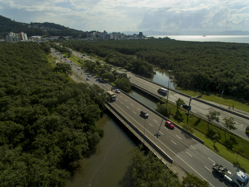 Em Florian&oacute;polis, a Avenida da Saudade &eacute; um dos locais com risco de alagamento costeiro – Foto: Arquivo/ Fl&aacute;vio Tin/ ND