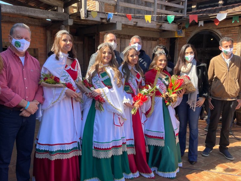 Prefeitos e líderes políticos prestigiaram o evento – Foto: Moacir Pereira