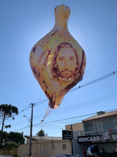 Bal&atilde;o com rosto de Jesus caiu em Curitiba e incendiou um mercado – Foto: Juliano Corr&ecirc;a Oliveira/motoboy Hauer