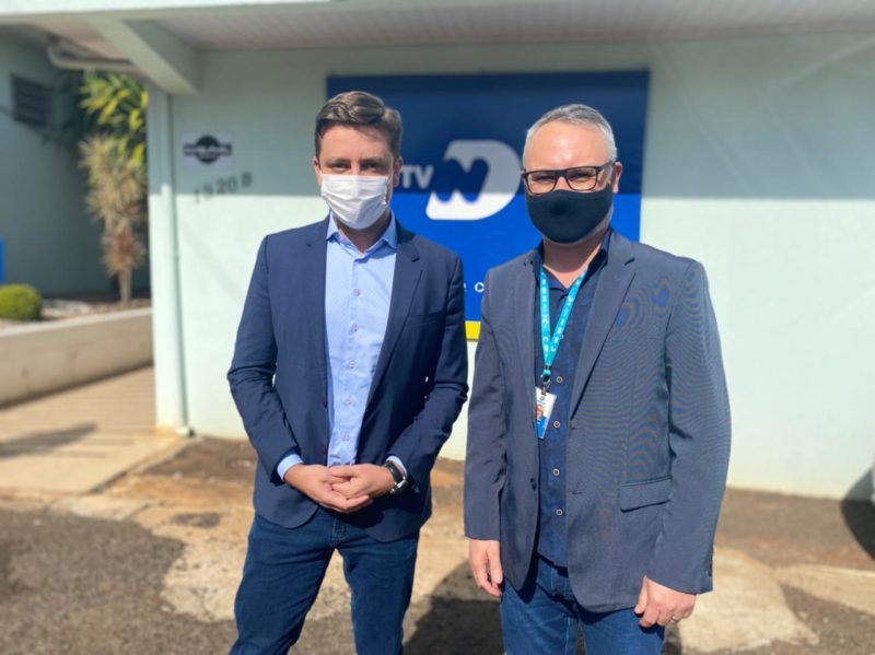 Fabr&iacute;cio e Cristiano na sede da NDTV em Chapec&oacute; – Foto: Willian Ricardo/ND