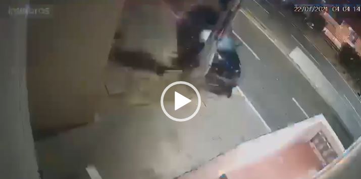 Homem sem CNH que destruiu poste com Porsche ainda não é investigado, em Florianópolis