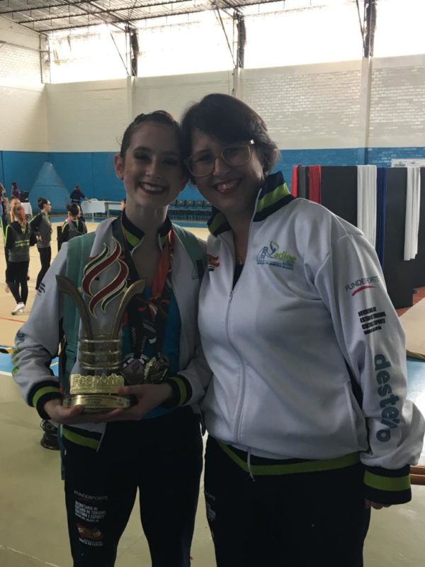 A ginasta Beatriz e a técnica Maria Helena Kraeski