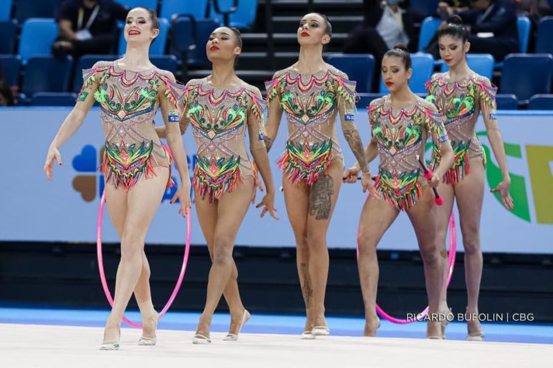 Ginasta de Florianópolis, Beatriz Silva, com a equipe da seleção brasileira
