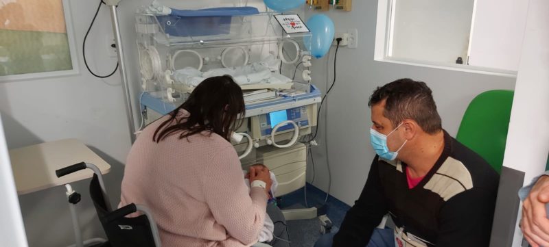 Mãe que deu à luz enquanto estava intubada para tratamento da Covid-19 pega filho no colo pela primeira vez &#8211; Foto: Divulgação/Hospital Regional do Alto Vale