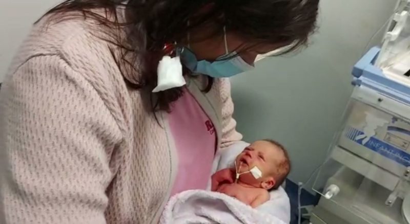 M&atilde;e que deu &agrave; luz enquanto estava intubada para tratamento da Covid-19 pega filho no colo pela primeira vez – Foto: Divulga&ccedil;&atilde;o/Hospital Regional do Alto Vale