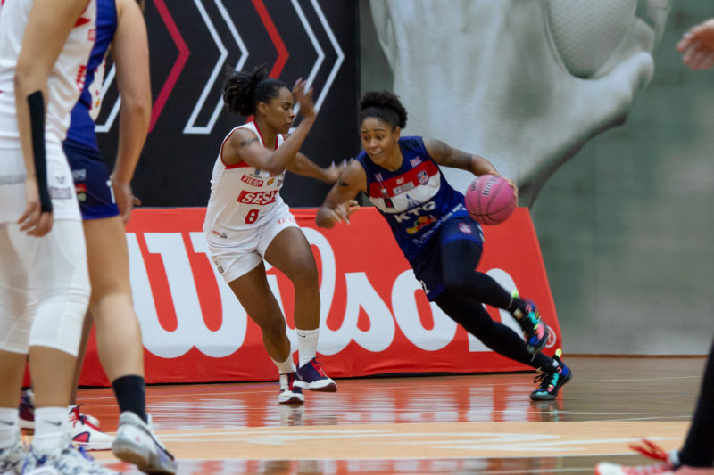 Blumenau (branco) precisa vencer no próximo domingo na Liga de Basquete Feminino – Foto: Ellen Costa/Sesi Araraquara/Arquivo/ND