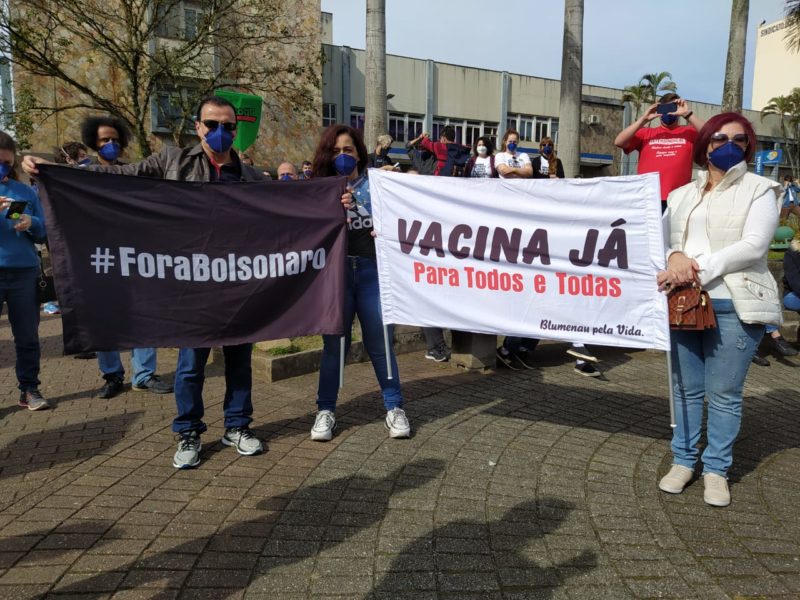 Na principal cidade do Vale do Itaja&iacute;, os pedidos eram por vacina e pela sa&iacute;da do presidente Jair Bolsonaro e do vice-presidente Hamilton Mour&atilde;o – Foto: Vinicius Bretzke/NDTV