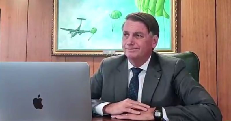 Presidente Jair Bolsonaro (sem partido) solta sonora flatul&ecirc;ncia durante entrevista – Foto: Reprodu&ccedil;&atilde;o/Redes Sociais