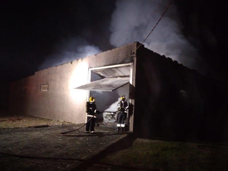 Corpo de Bombeiros de Araranguá utilizou cerca de 8 mil litros de água para o combate as chamas na lavanderia – Foto: Divulgação/Corpo de Bombeiros/ND