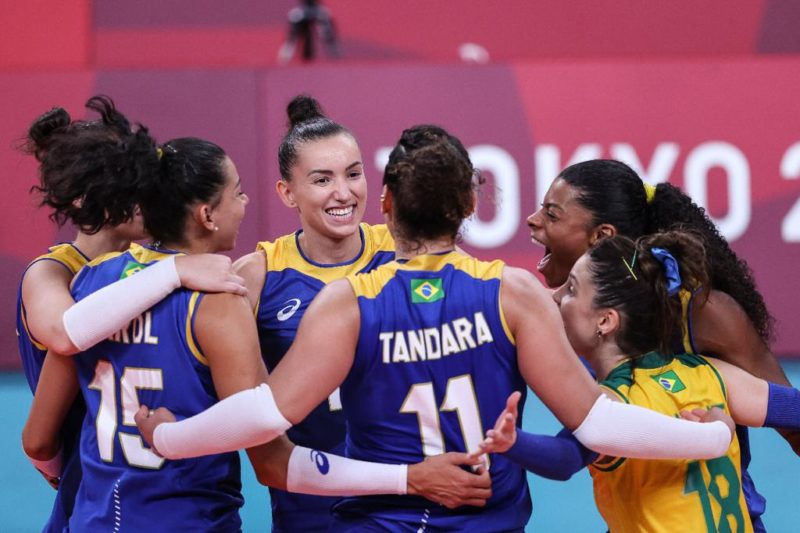Brasil vence a Sérvia e lidera grupo no vôlei feminino em ...
