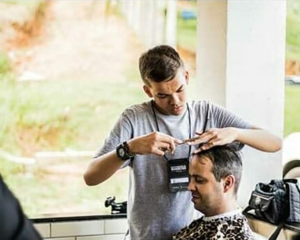 O adolescente estudava para ser barbeiro – Foto: Reprodu&ccedil;&atilde;o/Redes Sociais/ND