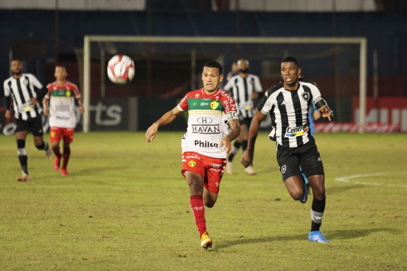 Botafogo sai na frente, mas perde de virada para o Brusque