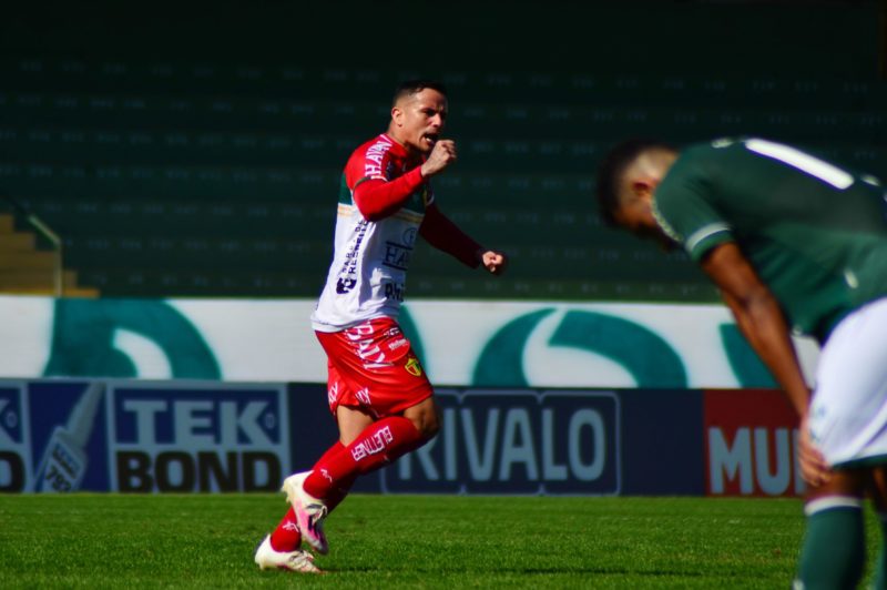 Atacante Edu chegou a marcar, mas não evitou derrota do Brusque – Foto: Fotos: Jefferson Alves/Brusque FC