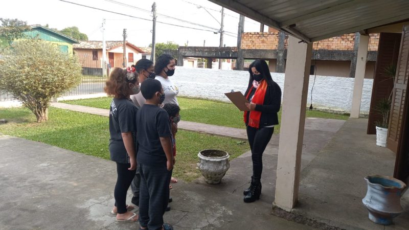 Assistente Social visita família para entender os motivos e buscar convencer os alunos a voltarem às salas de aula em Criciúma &#8211; Foto: Divulgação/Decom/ND