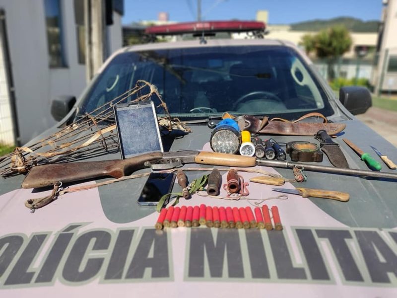 Pris&atilde;o de ca&ccedil;ador foi realizada na quarta-feira (28) e outro suspeito fugiu na mata – Foto: Pol&iacute;cia Militar Ambiental/Divulga&ccedil;&atilde;o