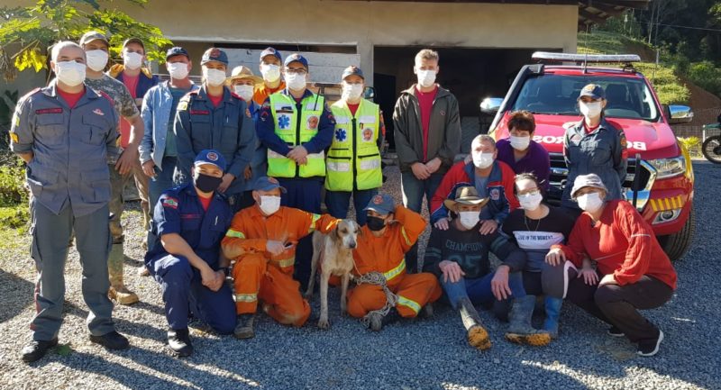 C&atilde;o &eacute; resgatado ap&oacute;s ficar preso em rocha por nove dias em SC – Foto: Divulga&ccedil;&atilde;o/Corpo de Bombeiros