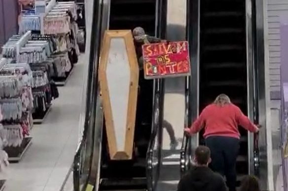 Homem entra com caix&atilde;o dentro de Havan em SC – Foto: Reprodu&ccedil;&atilde;o/Brusque Mil Grau