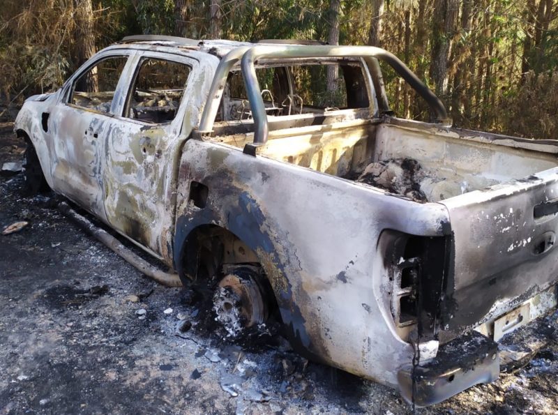 Caminhonete foi encontrada incendiada, junto a uma retroescavadeira escondida na mata – Foto: PM/SC