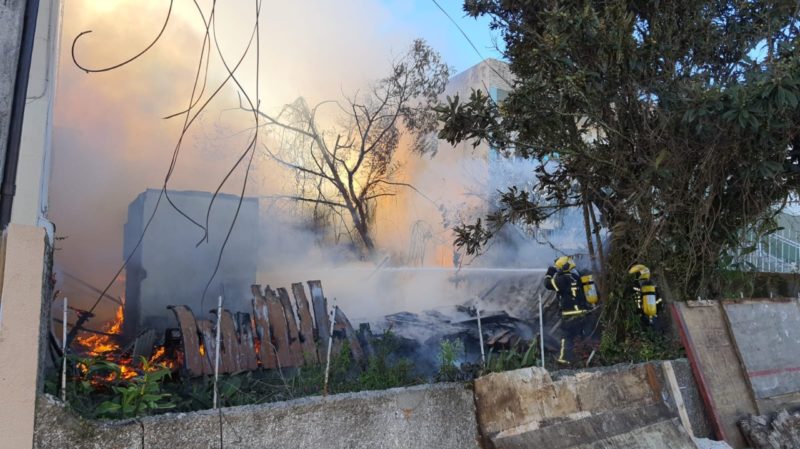 Inc&ecirc;ndio em terreno baldio em Florian&oacute;polis – Foto: CBMSC/Divulga&ccedil;&atilde;o/ND
