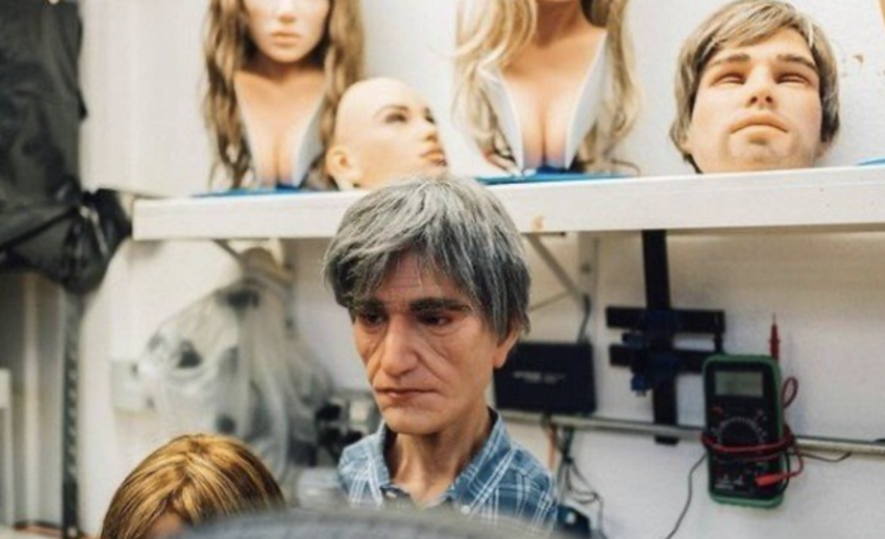 Modelo idoso tem rosto fino e rugas. Um detalhe: foi encomendado – Foto: Reprodu&ccedil;&atilde;o