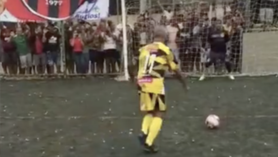 Vídeo com gols de Romário na várzea mostram que o Baixinho sabe jogar