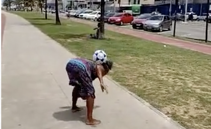 Vov&oacute; com a bola bota muito marmanjo no bolso – Foto: Reprodu&ccedil;&atilde;o