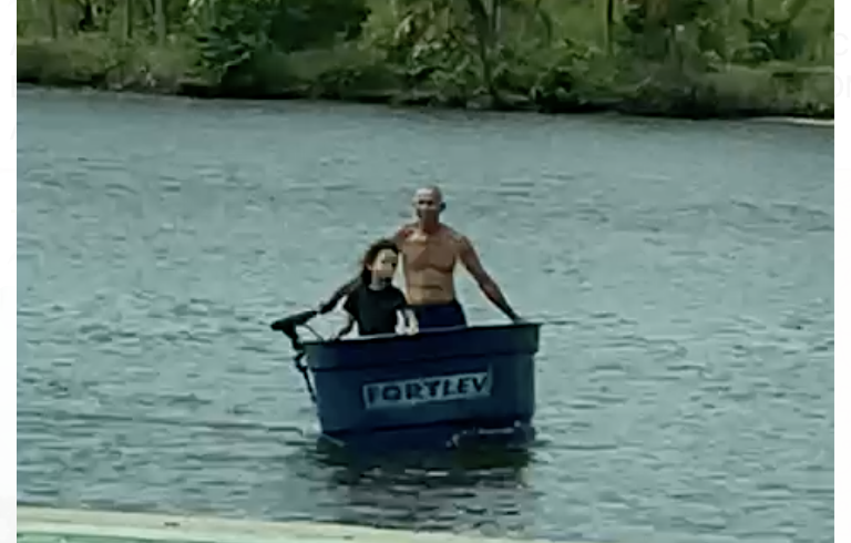 Passeio de “barco” inusitado chamou aten&ccedil;&atilde;o de um populares – Foto: Reprodu&ccedil;&atilde;o