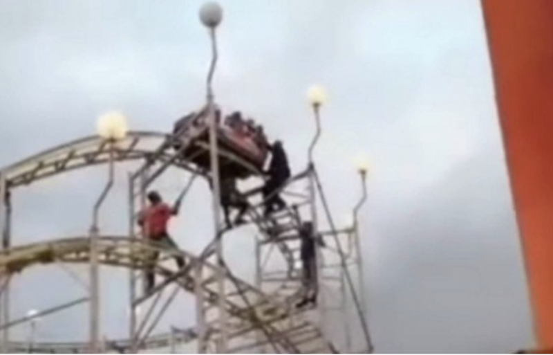 Fam&iacute;lia ficou presa mais de uma hora no alto da montanha-russa, segundo frequentadores – Foto: Reprodu&ccedil;&atilde;o