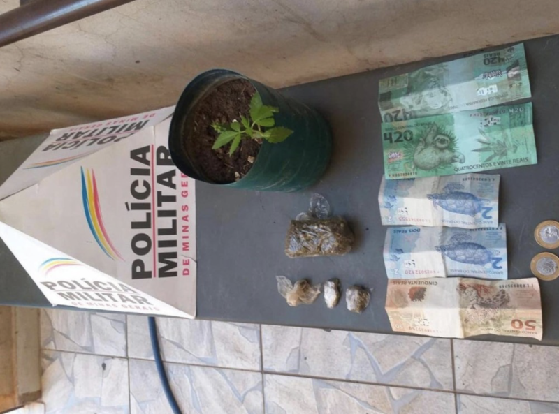 Além do dinheiro, a polícia encontrou alguns apetrechos a mais com o golpista – Foto: Divulgação PM